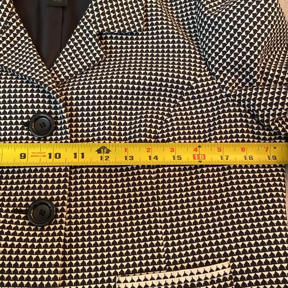 Axcess by Liz Claiborne - fitted cropped blazer. Size 12 - Picture 3 of 9